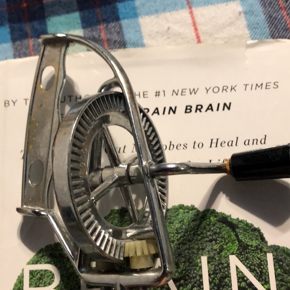 Vintage Canary Handmixer - Picture 2 of 6